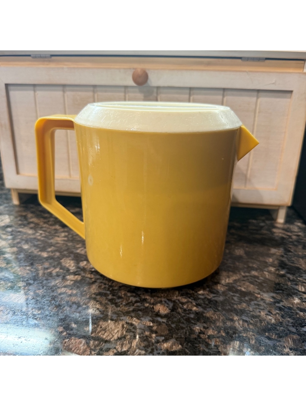 Vintage Rubbermaid 2745 Harvest Gold Pitcher 1.5 Qt White Strainer Lid Retro 70s